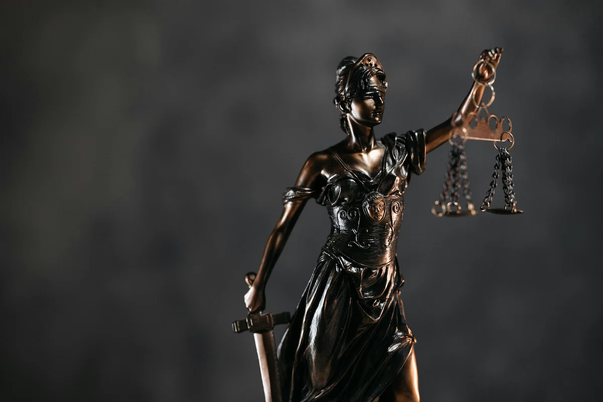 A propósito de processo crime e ofendido, vemos a balança da justiça.