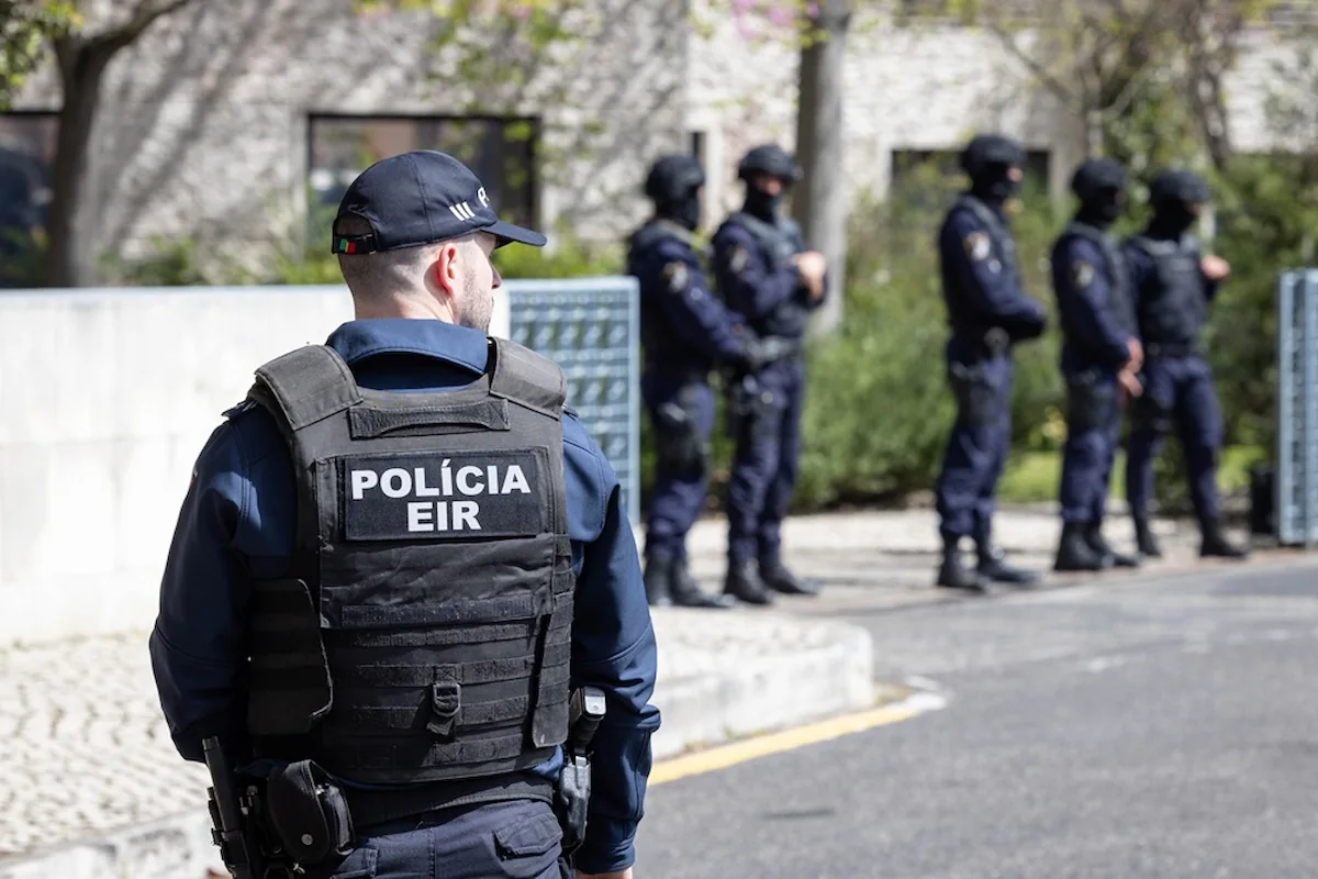 A propósito do tema "posso recusar ir à polícia", vemos a imagem de vários polícias da equipa de intervenção rápida.