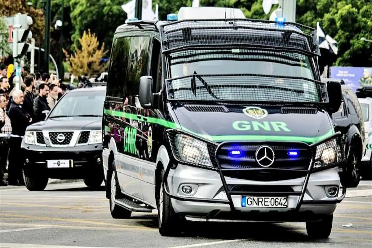 A propósito do tema medidas de coação interrogatório judicial, vemos uma carrinha do corpo de intervenção da GNR Guarda Nacional Republicana.