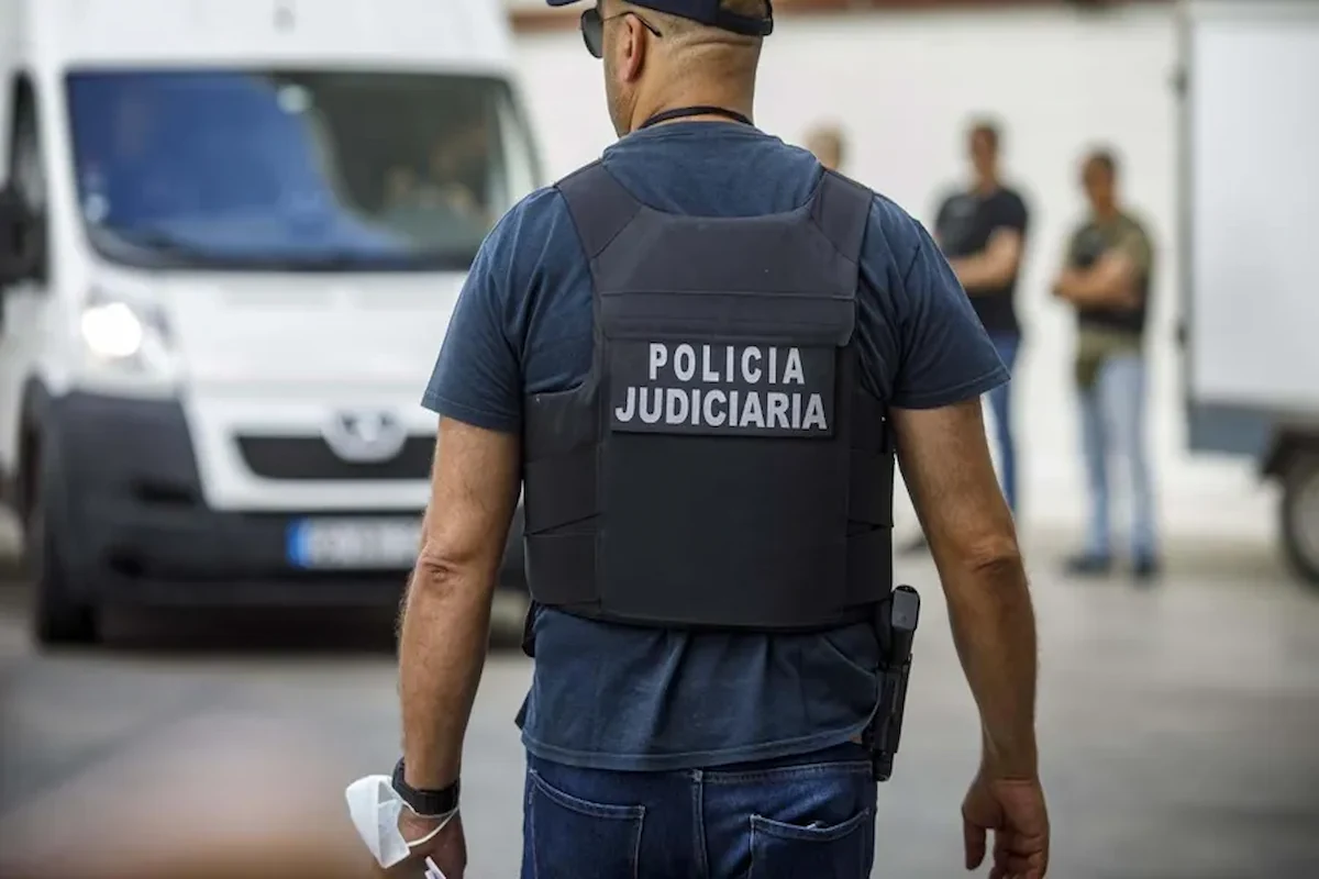 A propósito do tema "queixa-crime contra mim o que acontece", vemos um inspetor da Polícia Judiciário com um colete balístico vestido.