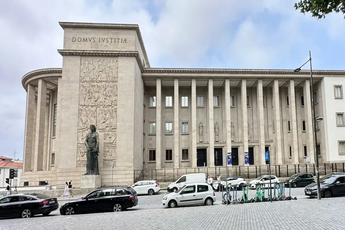 A propósito da acusação num processo crime, vemos o Tribunal da Relação do Porto.
