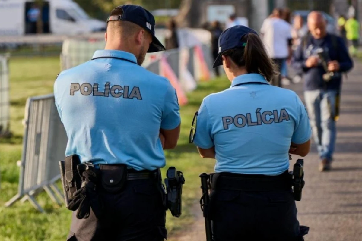 A propósito deste tema de "falar com a polícia sem advogado", temos a imagem de dois polícias (polícia de segurança pública) a patrulharem uma rua movimentada.
