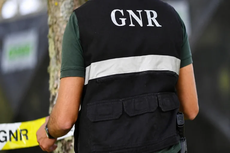 A polícia pode apreender o meu telemóvel?
