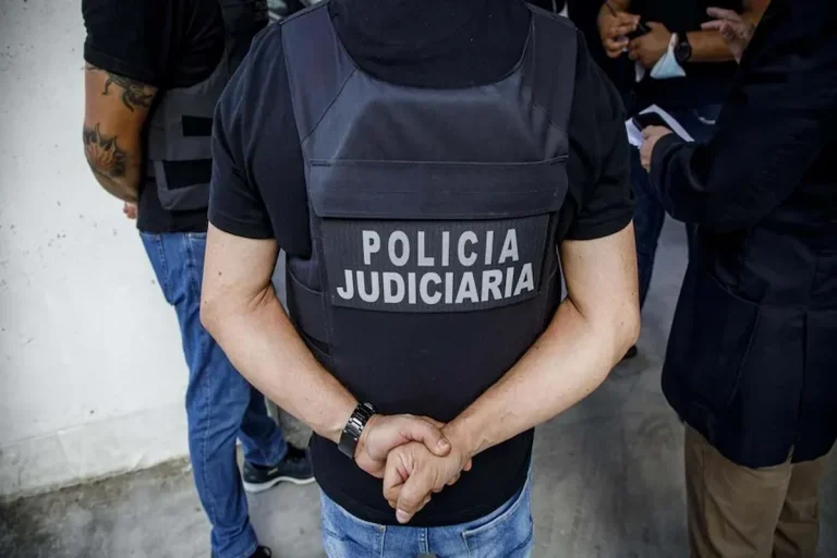 Sou obrigado a dar o código do telemóvel à polícia?