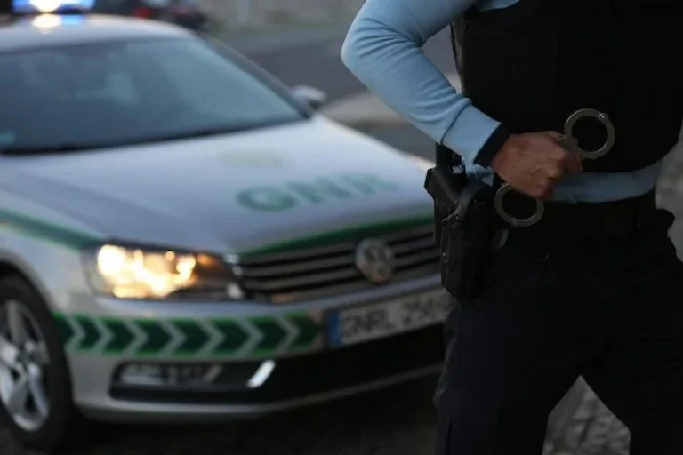 A polícia pode entrar em minha casa sem mandado num processo crime?
