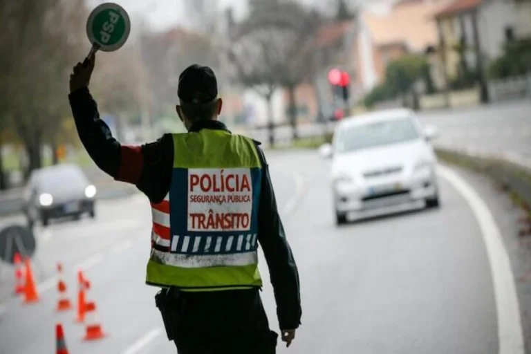 A polícia pode revistar o meu carro num processo crime?